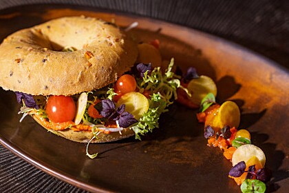 Yellow bagel met hoemoes